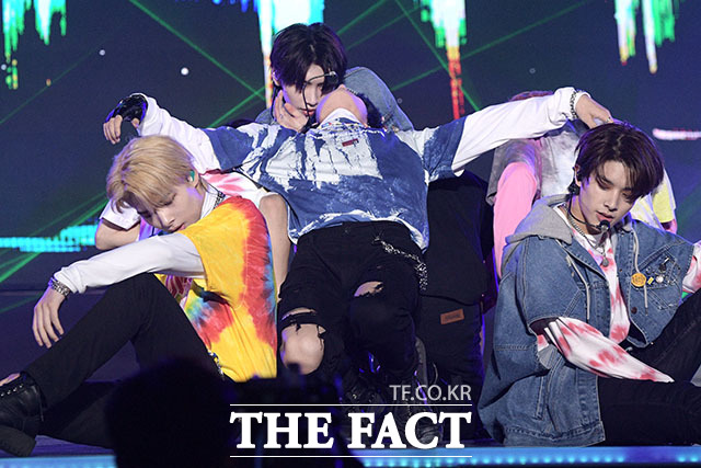 더팩트가 주최하고 팬앤스타(FAN N STAR)가 주관하는 2021 TMA가 2일 오후 인천 중구 파라다이스시티 호텔 플라자에서 열려 그룹 엔하이픈이 화려한 무대를 펼치고 있다. /인천=남윤호 기자