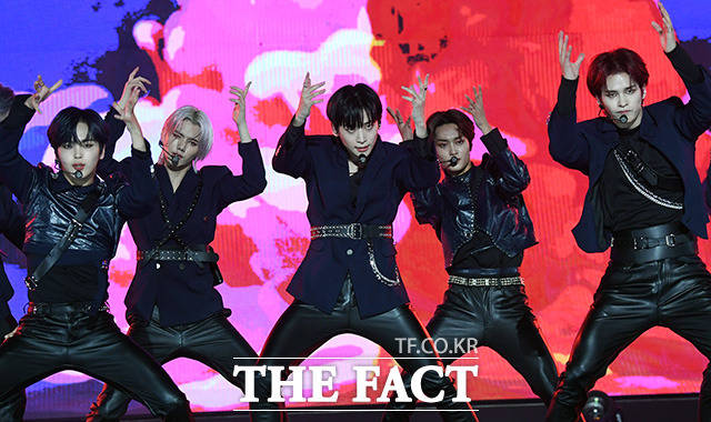 더팩트가 주최하고 팬앤스타(FAN N STAR)가 주관하는 2021 TMA가 2일 오후 인천 중구 파라다이스시티 호텔 플라자에서 열려 그룹 크래비티가 화려한 무대를 펼치고 있다./인천=임영무 기자