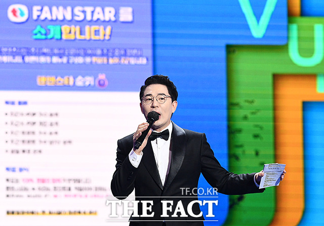 더팩트가 주최하고 팬앤스타(FAN N STAR)가 주관하는 2021 TMA가 2일 오후 인천 중구 파라다이스시티 호텔 플라자에서 열려 방송인 붐이 진행을 하고 있다. /인천=이동률 기자