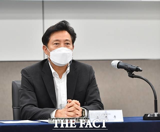 지난 4월 보궐선거에서 공직선거법을 위반한 혐의를 받는 오세훈 서울시장이 2일 검찰에 출석해 조사를 받고있다. /운융 기자