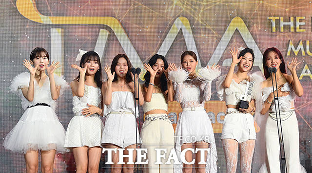 더팩트가 주최하고 팬앤스타(FAN N STAR)가 주관하는 2021 TMA가 2일 오후 인천 중구 파라다이스시티 호텔 플라자에서 열려 올해의 아티스트를 수상한 그룹 오마이걸이 소감을 밝히고 있다. /인천=이동률 기자