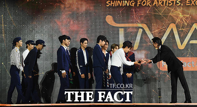 더팩트가 주최하고 팬앤스타(FAN N STAR)가 주관하는 2021 TMA가 2일 오후 인천 중구 파라다이스시티 호텔 플라자에서 열려 올해의 아티스트를 수상한 그룹 더보이즈가 배우 이재욱, 신현빈으로부터 상패를 받고 있다. /인천=이동률 기자