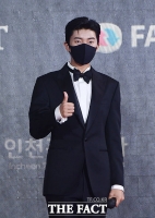  [2021 TMA] 임영웅, 자신감에 찬 '엄지 척'