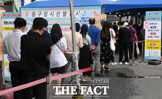 4일 중앙방역대책본부에 따르면 이날 오전 0시 기준 국내 확진자는 1673명 늘어났다. 이중 서울은 570명, 경기는 530명을 기록했다. /남용희 기자