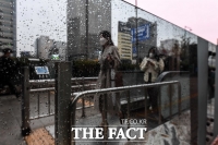 [오늘의 날씨] 흐리고 중북부 지방에 비…'큰 일교차 주의'