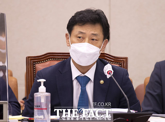 의원들 질의에 답변하는 박기영 산업통상자원부 2차관.