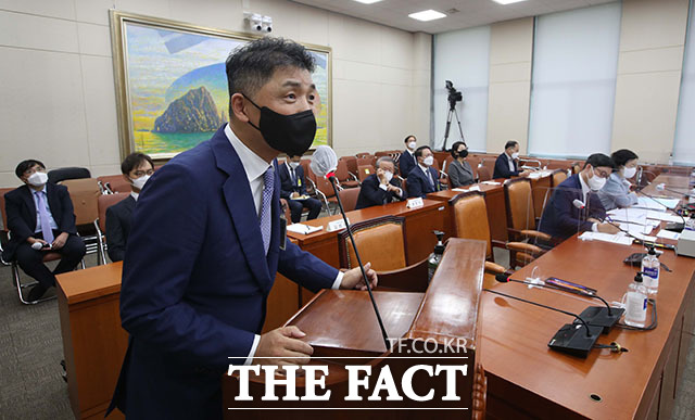 김범수 카카오 의장(왼쪽)이 5일 서울 여의도 국회에서 열린 국회 정무위원회 국정감사에 증인으로 출석해 의원 질의에 답변하고 있다./국회=남윤호 기자