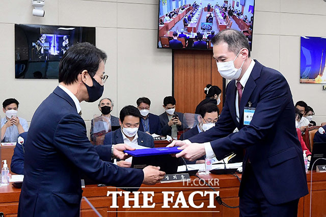 이원욱(왼쪽) 과방위원장이 김경훈 구글코리아 대표이사에게 선서문을 전달받고 있다.