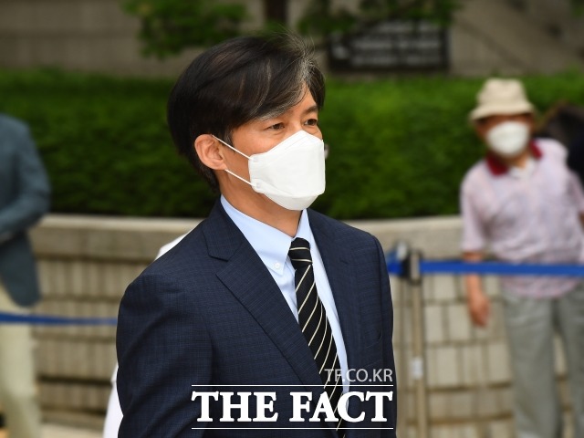 조국(사진) 전 법무부 장관이 이명박·박근혜 정부 시절 불법 사찰을 당했다며 국가를 상대로 청구한 손해배상 소송 첫 변론기일이 11월 열린다. /이동률 기자