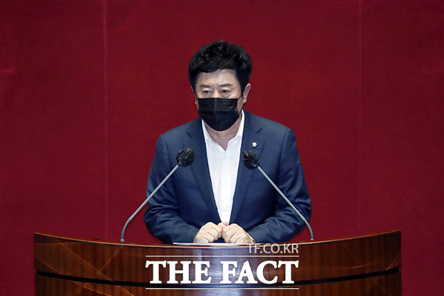 수원지법 이기리 영장전담 부장판사는 5일 오전 정찬민 의원에 대한 구속 전 피의자 심문(영장실질심사)을 진행한 후 오후에 영장을 발부했다. /이선화 기자