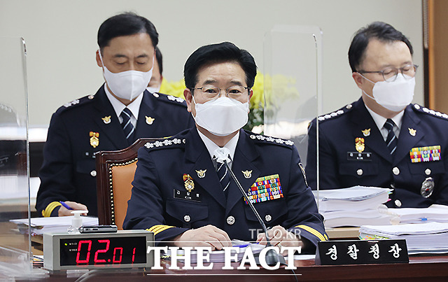 김창룡 경찰청장이 지난 5일 오후 서울 서대문구 경찰청에서 열린 국회 행정안전위원회의 경찰청 국정감사에 참석해 대장동 개발 특혜 의혹 관련 야당 의원들의 질문에 답변하고 있다. /남윤호 기자