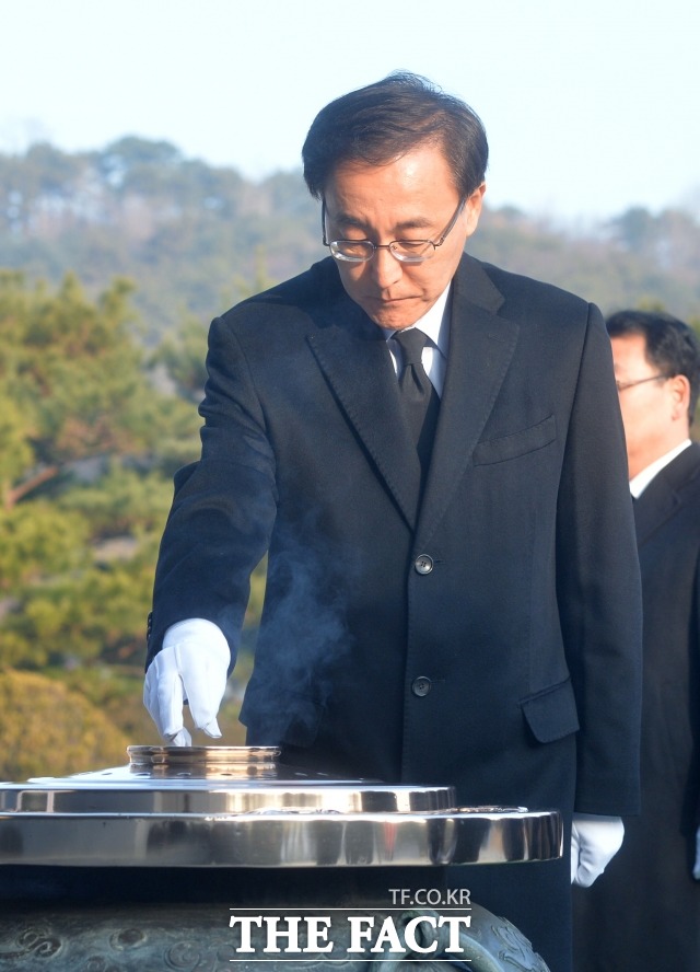 50억 약속 그룹에 이름이 오른 김수남 전 검찰총장은 사실무근이라며 이와 관련된 발언자와 보도자에 대해 강력한 민형사상 법적조치를 취할 방침이라고 반발했다. /더팩트 DB