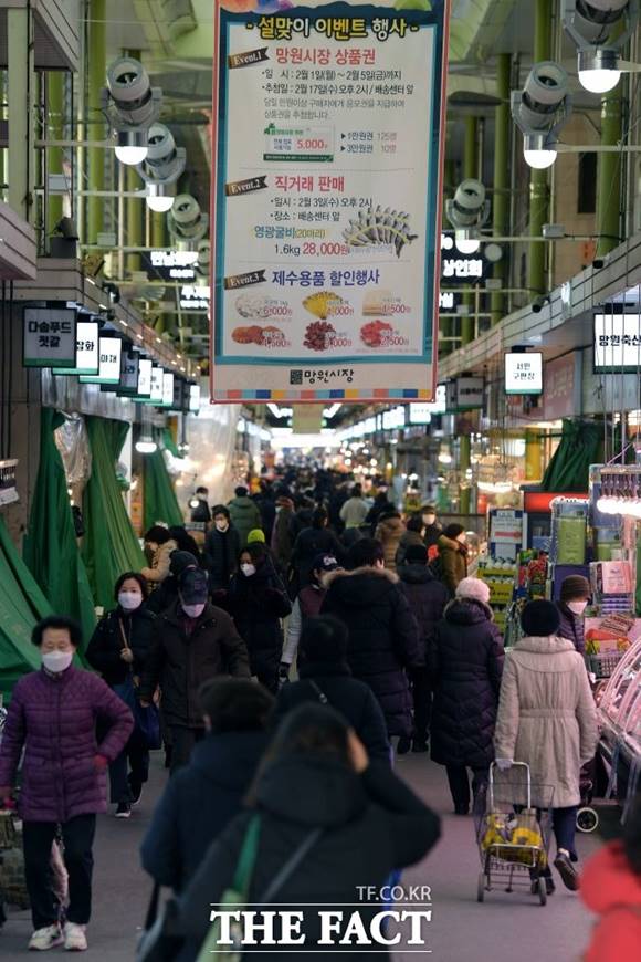 서울 전통시장을 중심으로 확진자가 확산되자 서울시는 시장 내 종사자 및 방문자를 관리할 수 있는 안심콜을 도입하겠다고 밝혔다. 사진은 해당 기사와 무관. /이선화 기자