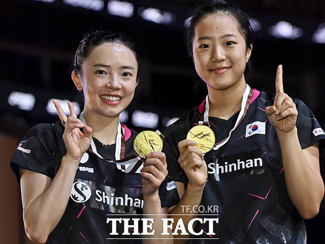 탁구 국가대표 전지희(왼쪽)와 신유빈이 5일(현지시간) 카타르 도하의 루사일 스포츠아레나에서 열린 2021 ITTF-ATTU 아시아탁구 선수권 여자 복식 결승에서 우승한 뒤 금메달을 들고 포즈를 취하고 있다./도하=신화.뉴시스