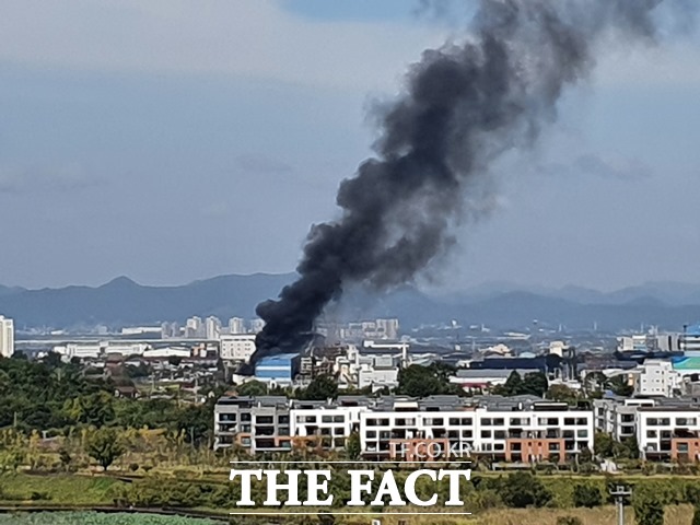 6일 오후 2시 4분께 전북 전주시 여의동 한 폐기물수집업체에서 불이 나 소방당국이 진화 작업을 벌이고 있다. /독자 제공