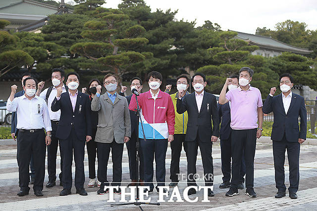 이준석 국민의힘 대표(가운데)가 6일 서울 종로구 청와대 분수광장 앞에서 대장동 의혹 진상 규명을 위한 특검 도입을 촉구하며 구호를 외치고 있다. /국회사진취재단