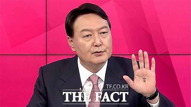 지난 1일 MBN 토론회에 출연한 윤석열 전 총장 손바닥에 왕(王)자가 보이고 있다. /MBN 유튜브 채널 캡처