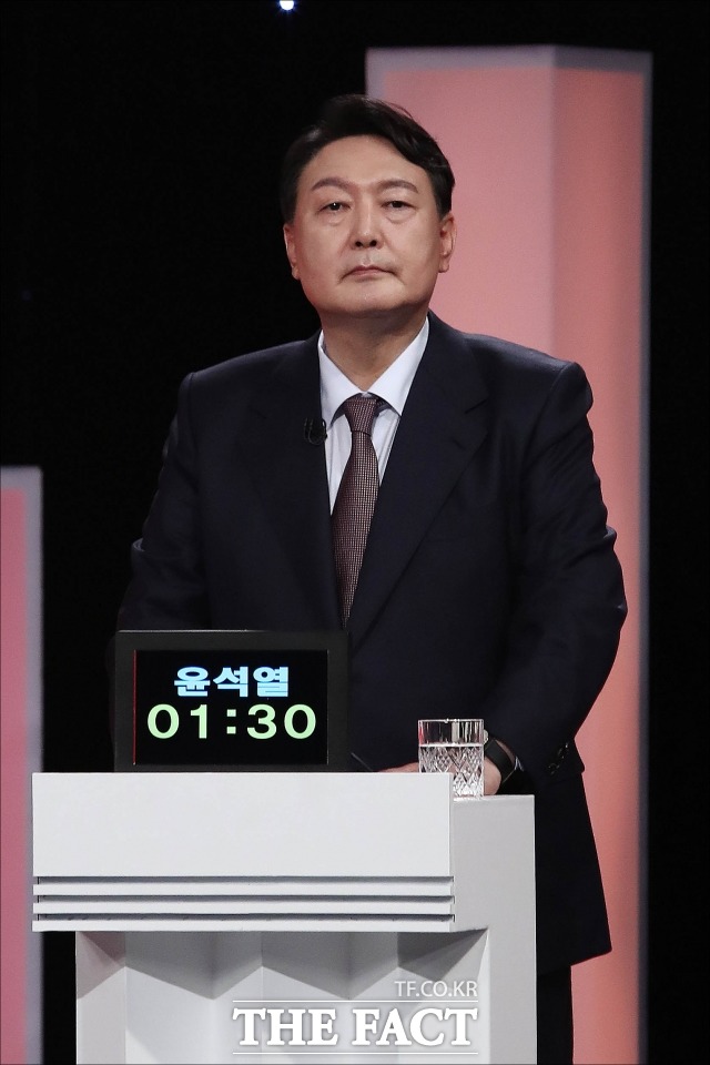 국민의힘 대선 경선 주자 윤석열 전 검찰총장은 6일 더불어민주당 유력 대권 주자인 이재명 경기도지사를 겨냥해 대장동 게이트의 본질은 공권력에 의한 국민 재산 약탈이라고 강조했다. 5일 KBS 스튜디오에서 제6차 방송토론회를 준비하는 윤 전 총장. /국회사진취재단