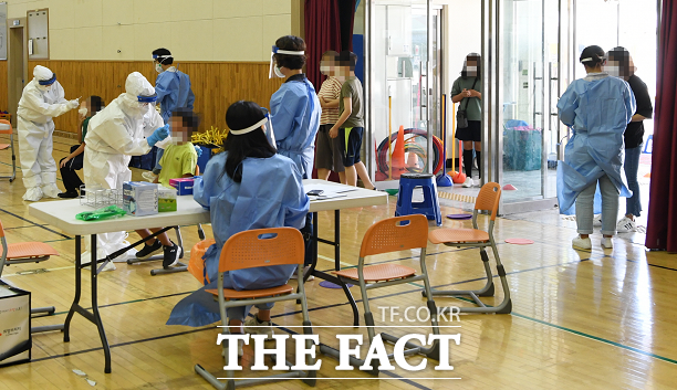 코로나19 방역요원들이 검체검사를 하고 있다./안동=이민 기자