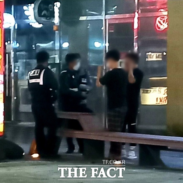 최근 경찰이 이른바 공공의 적 으로 불리며 남.여 13명으로 무리를 이뤄 행동하는 이들에 대한 탐문 수사를 벌이고 있는 모습. /독자 제공