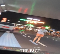  '신경쓰지 말고 가던 길 가'…톨게이트 앞 맨발로 선 여성