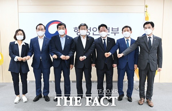 윤화섭 안산시장은 7일 전국대도시시장협의회장 자격으로 전해철 행정안전부 장관을 만나 ‘지방연구원 설립 기준’이 완화될 수 있도록 적극 지원해달라고 요청했다./안산시제공