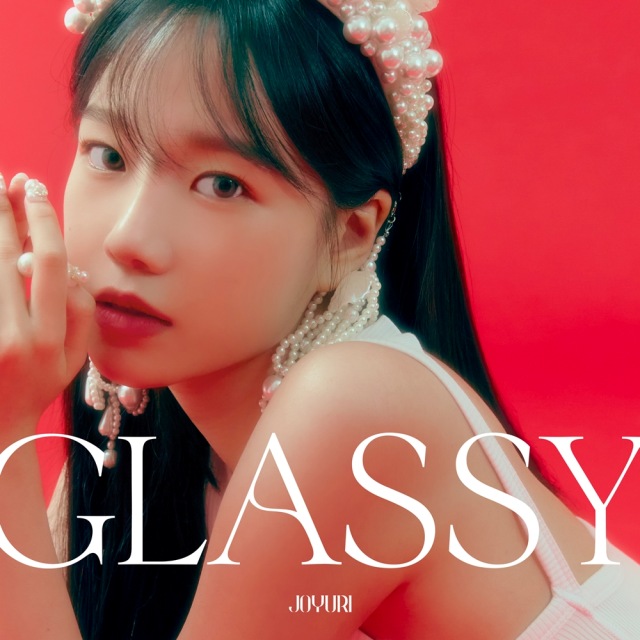 가수 조유리가 오늘(7일) 첫 번째 싱글앨범 GLASSY를 발매하며 홀로서기에 나선다. /웨이크원 제공