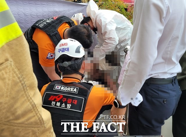 7일 오전 전북 익산시청 현관 앞에서 분신을 시도한 40대 남성에게 119구급대원들이 응급처치를 하고 있다. /독자 제공