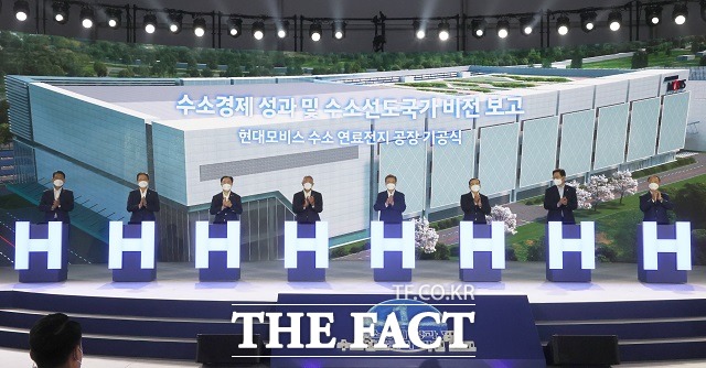 현대모비스는 7일 인천 청라국제도시 첨단산업단지에서 문재인 대통령과 홍남기 경제부총리를 비롯해 정부, 유관기관, 기업 관계자들이 참석한 가운데 수소연료전지스택 생산을 위한 신공장 기공식을 개최했다고 밝혔다. 김교흥 인천서구갑 의원, 박남춘 인천광역시장, 문승욱 산업부 장관, 정의선 현대차그룹 회장, 문 대통령, 조성환 현대모비스 사장, 송영길 더불어민주당 대표, 홍남기 경제부총리 겸 기획재정부 장관(왼쪽부터) /뉴시스