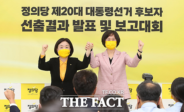 6일 정의당 제20대 대통령선거 후보자 1차투표에서 광주전남 당원들의 표심은 이정미 후보에 쏠린 것으로 나타났다. 사진은 국회에서 열린 결과 발표 및 보고대회에서 1, 2위를 차지한 심상정, 이정미 후보가 함께 손을 맞잡고 포즈를 취하고 있는 모습. ./더팩트 DB
