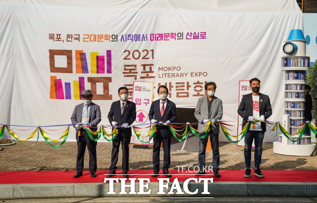 4일간의 여정이 시작되는 목포문학박람회 테이프 컷팅식에서 김종식 시장(가운데)과 행사 관계자들이 컷팅을 진행하고 있다. /목포시 제공