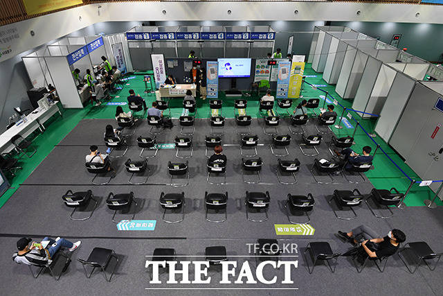 8일부터 임신부를 대상으로 신종 코로나바이러스 감염증(코로나19) 백신 사전예약이 시작된다. 9월29일 오전 서울 서대문구 북아현문화센터에 마련된 코로나19 백신 예방접종센터에서 접종이 진행되고 있다. /남용희