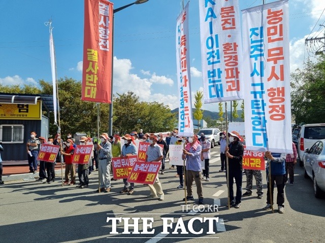 진주가산일반산업단지내 헬기 이·착륙 시행 반대 모임은 7일 진주시 이반성면 가산삼거리 가축시장 앞에서 한국항공우주산업(KAI) 소형무장 헬리콥터(LAH)비행 시험연습장 유치 반대 집회를 갖고 있다./진주=이경구 기자