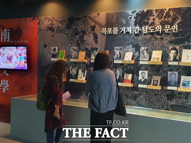 7일부터 10일까지 열리고 있는 목포문학박람회장에서 관람객들이 전시된 목포를 거쳐간 문인들의 기록물을 관람하고 있다. /목포=김대원 기자