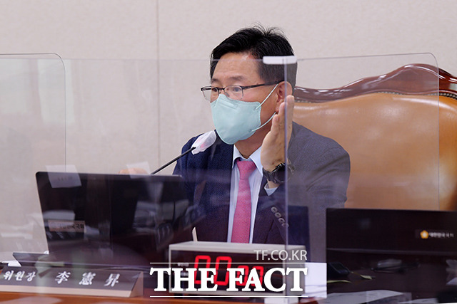 국감 시작부터 오간 고성에, 중재를 시도하는 이헌승 국토교통위원장.