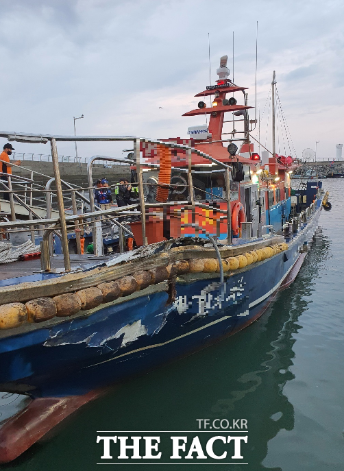 부두 구조물과 충돌한 낚시 어선. 충돌 부위가 움푹 패였다./보령해경 제공