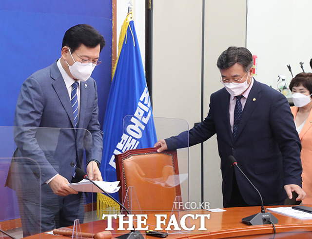 회의실에 입장하는 송영길 당대표(왼쪽)와 윤호중 원내대표.