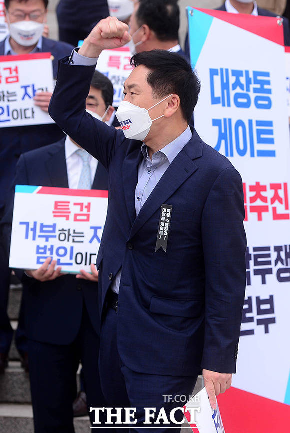 구호 외치는 김기현 원내대표.