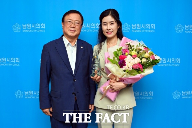 남원시의회 이미선 의원이 8일 (사)지방자치발전소가 주최하는 2021년 풀뿌리 의정대상 복지분야에서 최우수상을 수상하는 영예를 안았다. 사진 왼쪽 남원시의회 양희재 의장, 오른쪽 이미선 의원. /남원시의회 제공