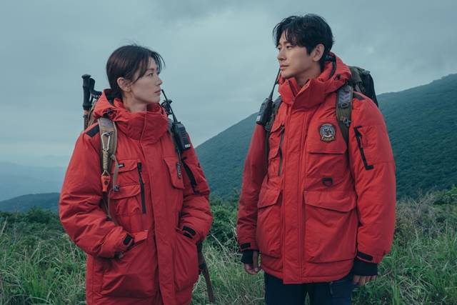 tvN 15주년 특별기획 지리산 전지현과 주지훈은 톰과 제리 같은 티격태격 케미로 미스터리함 속 재미를 더한다. /에이스토리 제공