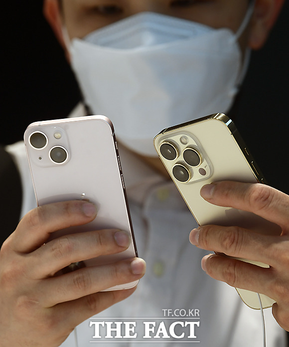 아이폰13Pro(오른쪽)는 3렌즈인데 반해 아이폰13은 2개의 렌즈가 탑재됐다.