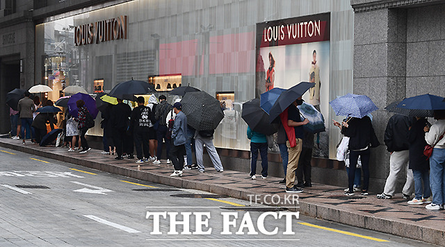 코로나19로 인한 경기 침체에도 국내 명품 수요가 늘어나며 해외 명품 브랜드들의 가격 인상이 이어지는 가운데 8일 오전 서울 중구 신세계백화점 본점 앞에서 시민들이 백화점 오픈을 기다리며 줄지어 서 있다. /이새롬 기자