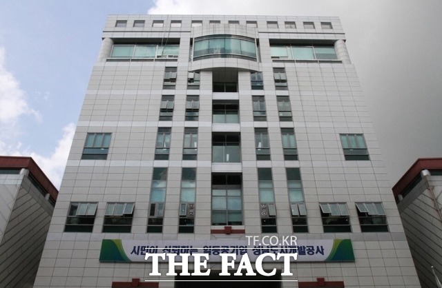 이들을 조사하면서 성남도시개발공사와 성남시와의 연결고리도 찾을 것으로 보인다. 일각에서는 김 전 기자의 조사를 끝내면 성남시 쪽으로 수사가 확대될 것으로 전망한다./더팩트DB