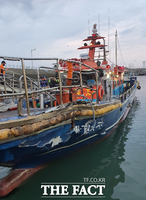  낚시어선 석탄부두 구조물과 충돌…11명 부상