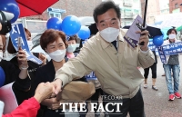  대망의 최종 경선 D-2…이낙연, 전통시장 상인들과 인사 [TF사진관]