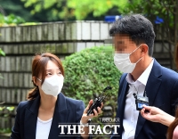  취재진 질의 받으며 영장심사 향하는 김 모 씨 [포토]