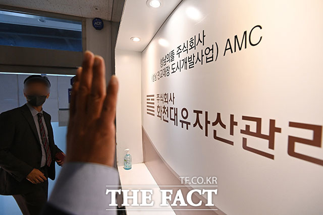 대장동 개발 특혜 의혹을 조사 중인 검찰이 29일 오전 경기도 성남시 분당구 화천대유 자산관리 본사에 대한 압수수색을 집행하고 있는 가운데 화천대유 본사 앞이 분주한 모습을 보이고 있다. /분당=남윤호 기자