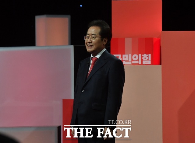 국민의힘 대선 경선 주자인 홍준표 의원은 9일 더불어민주당 대선 경선 9부 능선을 넘은 이재명 경기지사를 겨냥해 비리 후보를 상대하려면 비리가 없는 깨끗한 후보가 나서야 한다며 지지를 호소했다. 지난 5일 한국방송공사(KBS) 스튜디오에서 열린 제6차 방송토론회 참석 당시 홍 의원. /국회사진취재단
