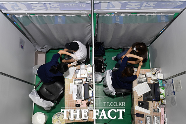 중앙사고수습본부는 10일 일상회복위원회 구성 시점에 대해 이번 주중(11∼15일) 마무리해 첫 회의를 진행할 예정이라고 밝혔다. 사진은 지난달 29일 오전 서울 서대문구 북아현문화센터에 마련된 코로나19 백신 예방접종센터에서 접종이 진행되고 있는 모습으로 기사의 특정 사실과 무관하다. /남용희 기자