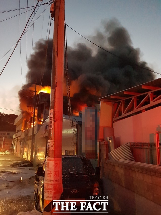 10일 오전 2시 59분쯤 대구 달서구 갈산동의 한 섬유공장에서 불이 나 20여분만에 진화됐다. 사진은 본 내용과 관계없음./더팩트DB